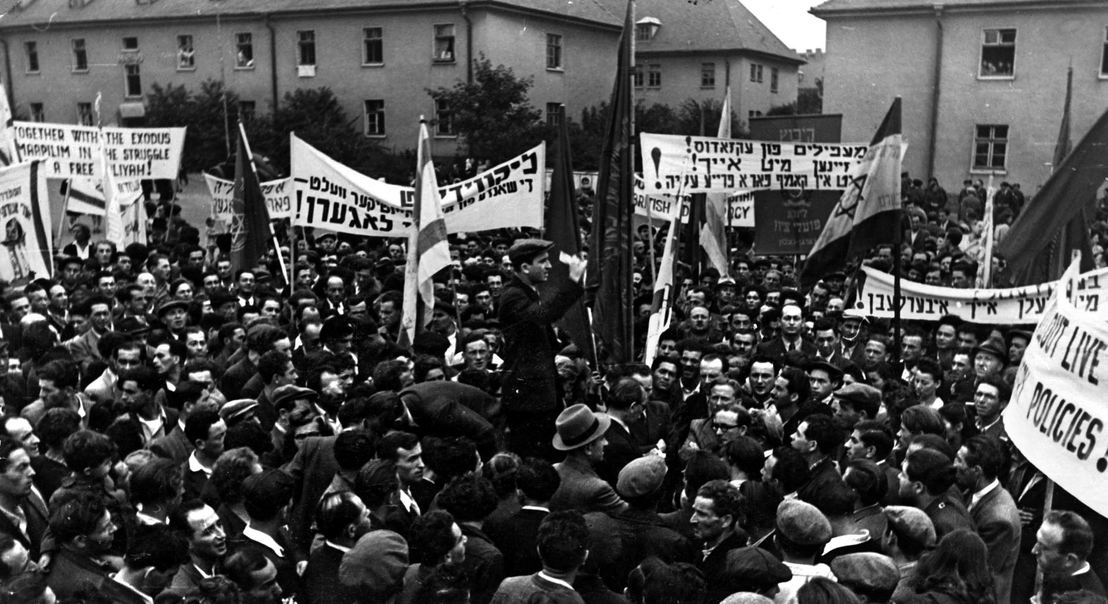 Demonstration im jüdischen DP-Camp gegen die zwangsweise Rückführung der „Exodus“ - Passagiere, 7. September 1947. The Josef Rosensaft Collection. Yad Vashem Archive, Jerusalem
