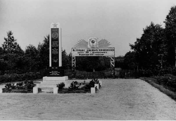 Das Portal des Kriegsgefangenenfriedhofs Bergen-Belsen, 1946. Auf der Rückseite des Ehrenmals, den Gräbern zugewandt, befand sich ein Relief „Die Trauernde“. SnG