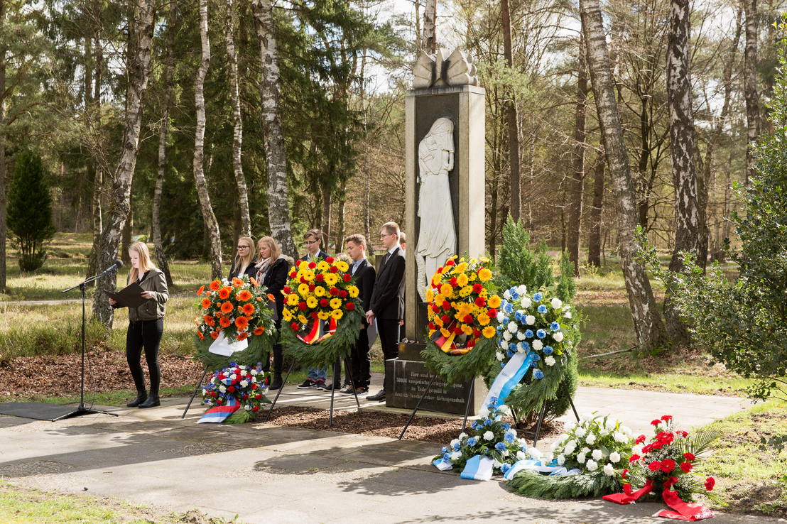 Gedenken am Sowjetischen Mahnmal des Kriegsgefangenenfriedhofs Bergen-Belsen, 17. April 2016. Foto Helge Krückeberg. GBB (SnG)