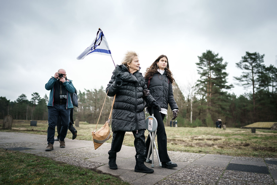 Jochevet Ritz-Olewski mit Israelflagge in der Hand und Enkelin
