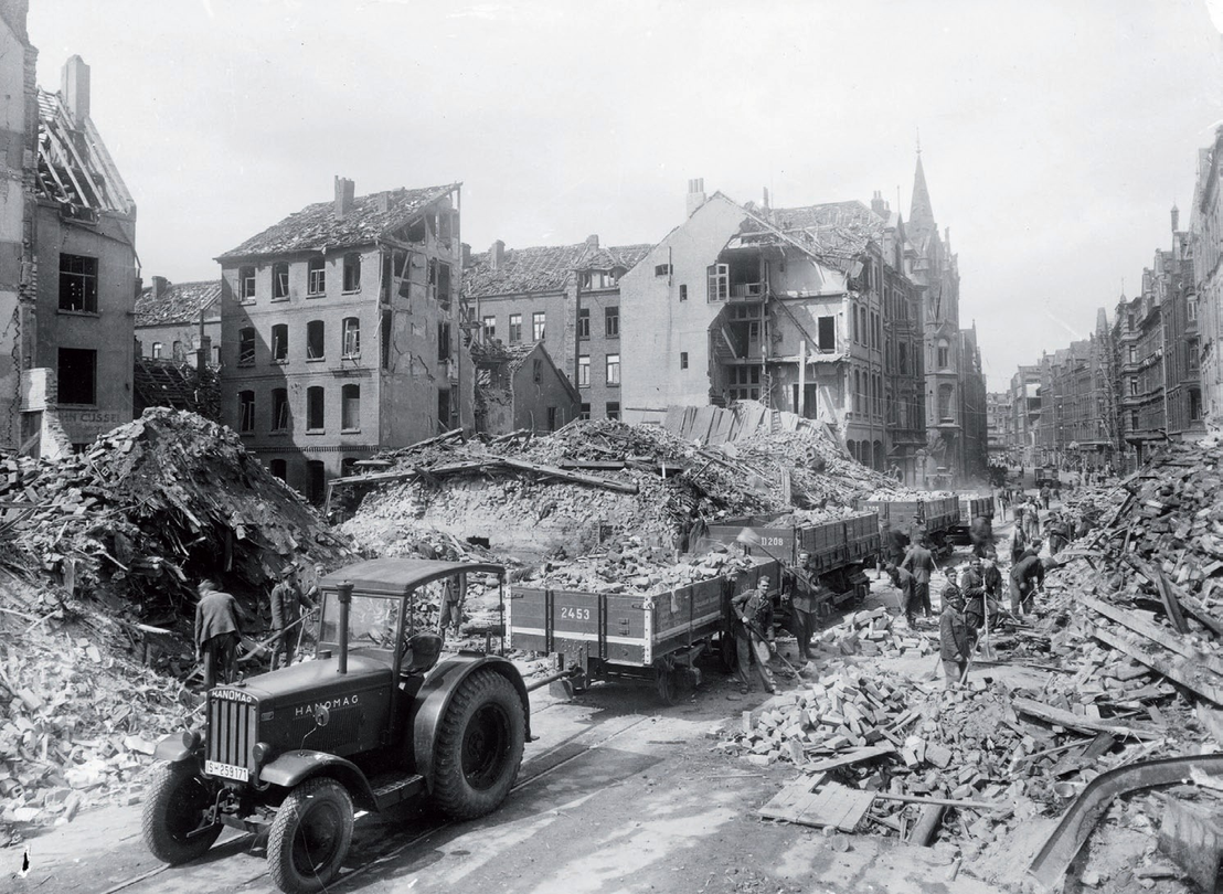 Hanover, 30 May 1944: Italian military internees clearing rubble in Celler Straße. Historisches Museum Hannover.