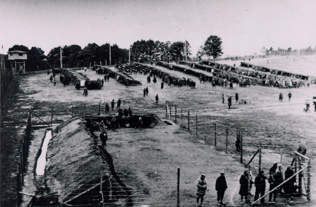 Stalag XI D (321) at Oerbke, 1941: Soviet POWs were held in a fenced-in pen prior to being transported to the Sachsenhausen concentration camp. Niedersächsisches Landesarchiv – Hauptstaatsarchiv Hannover.