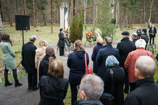 [Translate to English:] Gedenken Kriegsgefangenenfriedhof, Ansprache Sabine Tippelt, Vizepräsidentin des niedersächsischen Landtags