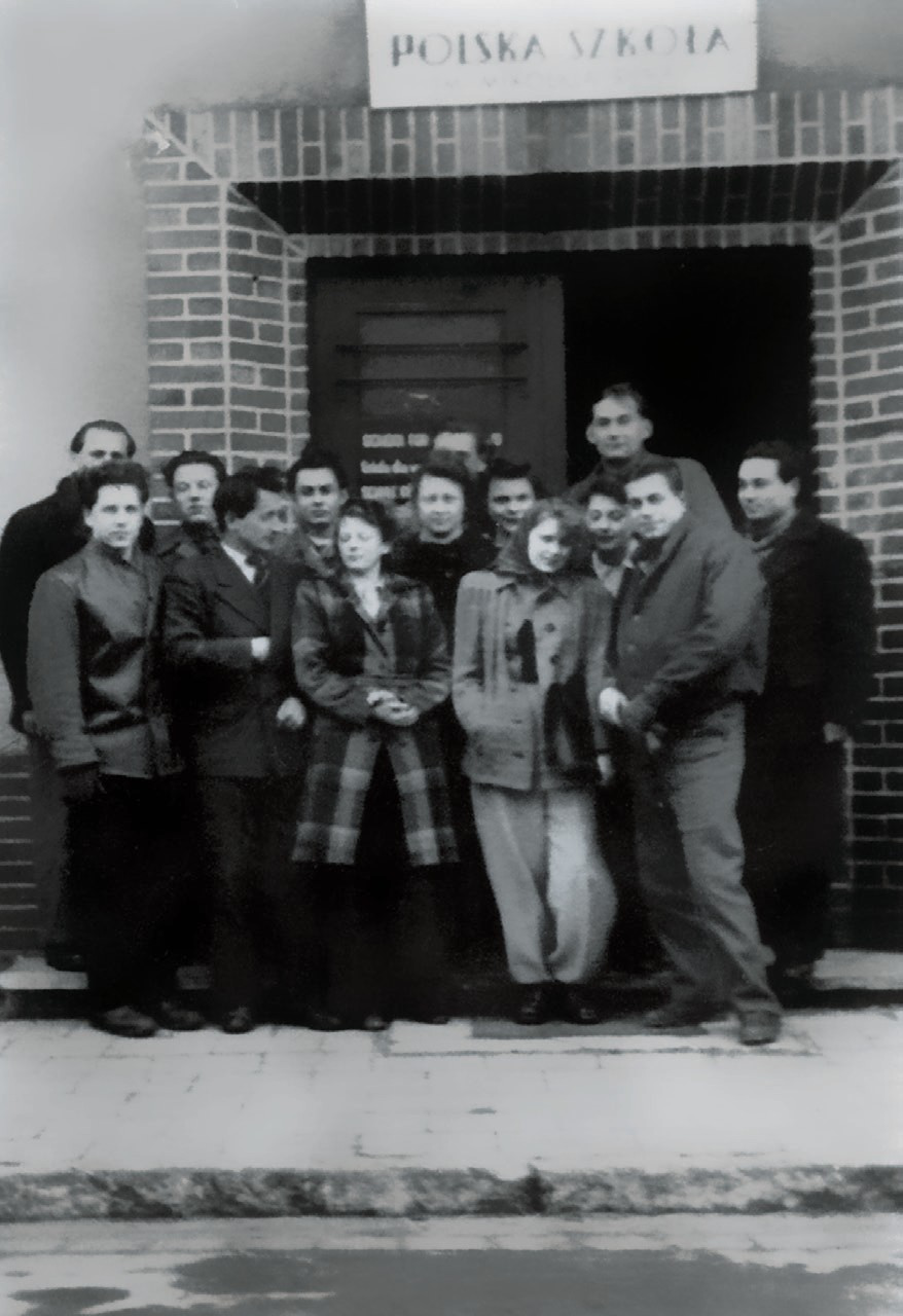 Lehrer und Schüler des Gymnasiums im polnischen DP-Camp, Februar 1946. SnG