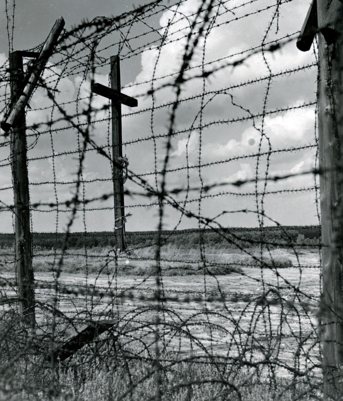 Blick auf das ehemalige Lagergelände, 1946. Das Hochkreuz wurde im November 1945 von polnischen Überlebenden errichtetet. Niedersächsisches Landesarchiv – Hauptstaatsarchiv Hannover