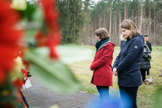 Gedenken Kriegsgefangenenfriedhof, stiller Gedenkmoment von Dr. Elke Gryglewski und Kulturministerin Julia Willie Hamburg