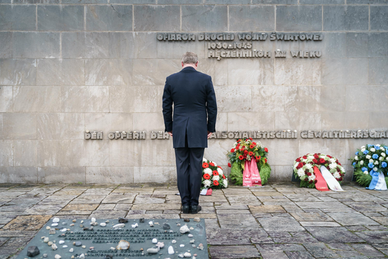 [Translate to English:] Gedenken an der Inschriftenwand, stiller Gedenkmoment des polnischen Generalkonsuls