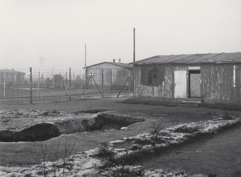 Stalag XI B Zweiglager Bergen-Belsen, 1944: Baracke für Offiziere (vorne) und Soldatinnen (hinten) der polnischen „Heimatarmee“. SnG