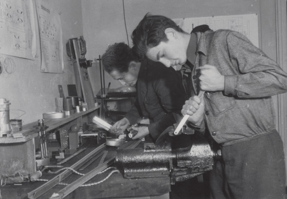 Ausbildungswerkstatt für Mechaniker im jüdischen DP-Camp, undatiert. Zippy Orlin Photograph Collection. Netherlands Institute for War Documentation, Amsterdam