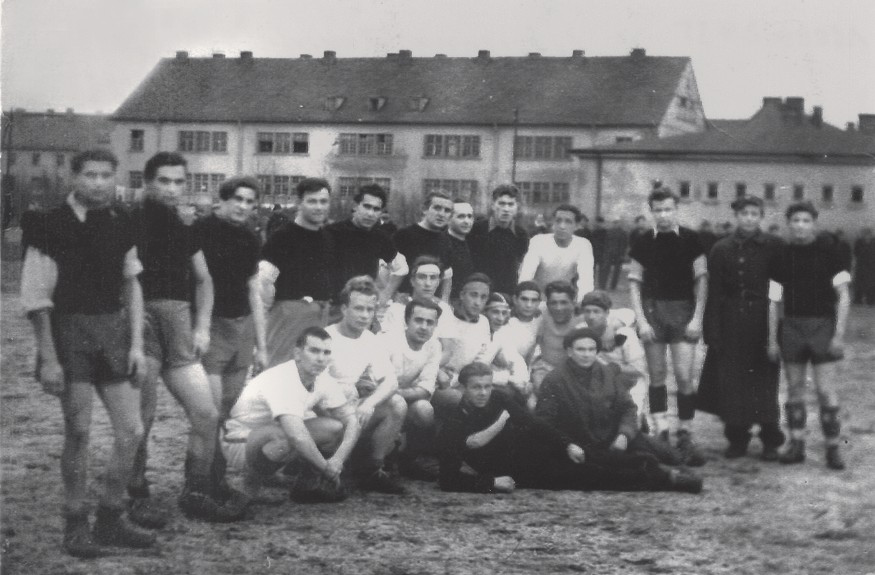 Fußballmannschaft des Sportklubs „Polonia“ im DP-Camp Bergen-Belsen vor einem Spiel gegen britische Soldaten, November 1945. Privatbesitz Bolesław Krawczykowski 