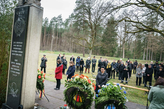 Gedenken am Kriegsgefangenenfriedhof, stiller Gedenkmoment aller Gäste