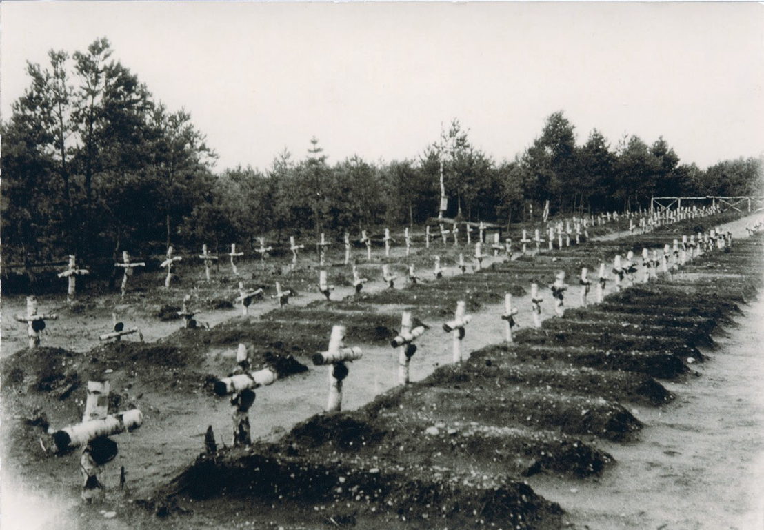 Bergen-Belsen, August 1945: Die italienische Abteilung des Kriegsgefangenenfriedhofs. 1957 wurden die Toten auf eine italienische Ehrenanlage auf dem Friedhof Hamburg-Öjendorf umgebettet. Sammlung der AssociazioneNazionale Ex Internati, Sektion B