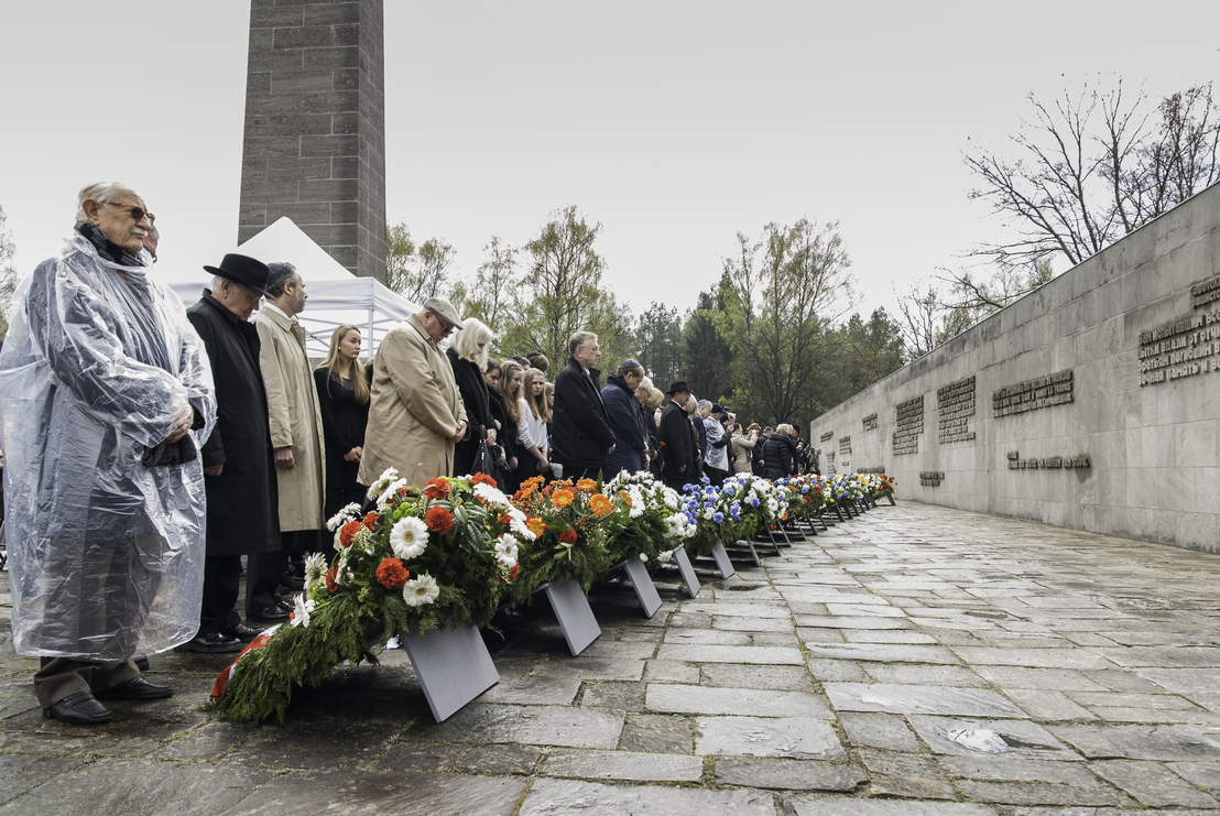 Commemorative ceremony at the Bergen-Belsen Memorial’s obelisk, 2015. Photo by Martin Bein, Bergen-Belsen Memorial (Lower Saxony Memorials Foundation)