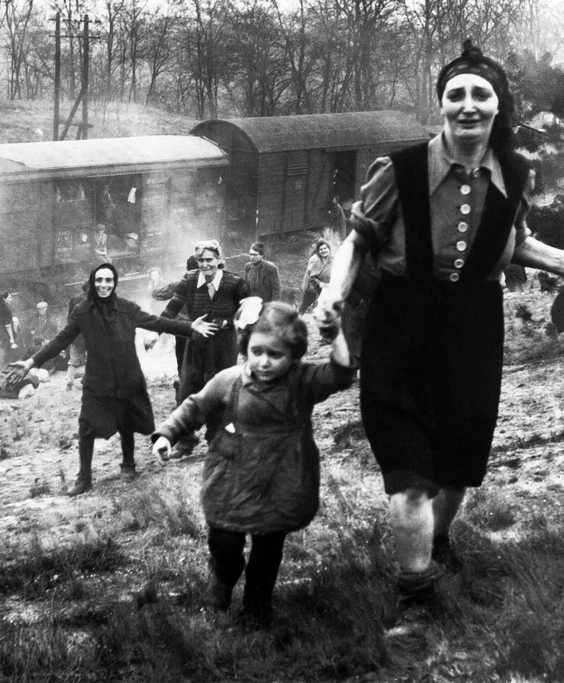 Am 13. April 1945 erreichten Einheiten der US-Armee einen Zug mit Häftlingen aus Bergen-Belsen in der Nähe des Dorfes Farsleben. Die deutschen Bewacher des Zuges waren geflohen. Foto Clarence L. Benjamin. Privatbesitz George C. Gross