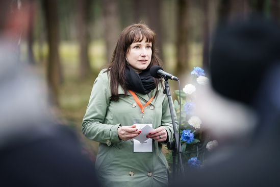 Gedenken auf dem Kriegsgefangenenfriedhof, Begrüßung Katja Seybold