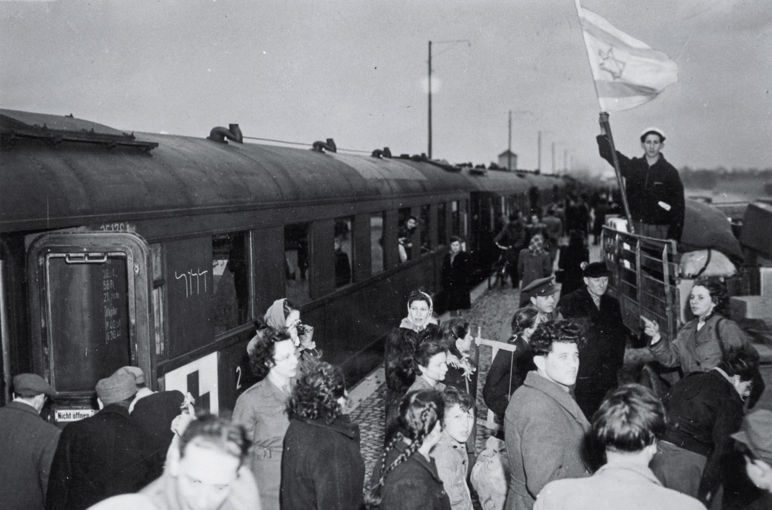 Emigrating to Israel, 22 March 1949. The DPs left from the same railway platform where prisoners had arrived at the Bergen-Belsen concentration camp. Yad Vashem Archive, Jerusalem.